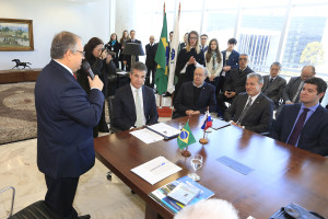 O governador Beto Richa recebe em seu gabinete, no Palácio Iguaçu, em Curitiba, o embaixador da Russia no Brasil, Sergey Pogóssovitch Akopov. Presentes: secretário Especial de Assuntos Estrategicos, Flavio Arns, presidente da Compagas, Fernando Ghignone, deputado federal, Luiz Carlos Hauly e o deputado estadual, Guto Silva. N/F: embaixador da Russia no Brasil, ergey Pogóssovitch Akopov. Curitiba, 22-08-16. Foto: Arnaldo Alves / ANPr.