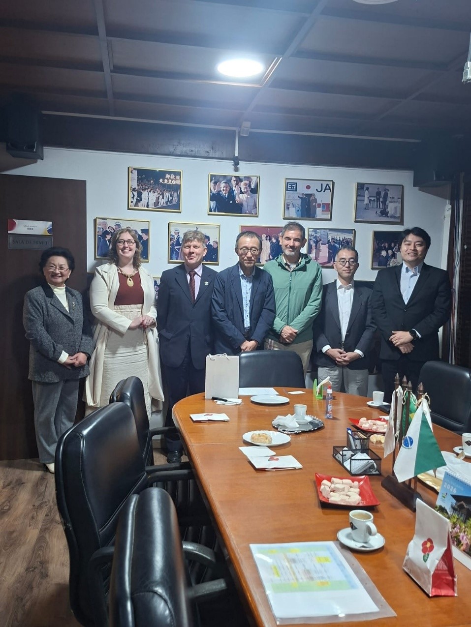 Ao centro, o Professor Shunichi Kobayashi, Diretor do Escritório de Promoção de Intercâmbios Internacionais e Professor da Faculdade de Ciência e Tecnologia Têxtil da Shinshu University; o Professor Justin Barrera, Professor Assistente Sênior do GEC, vinculado à Faculdade de Ciência e Tecnologia; o Professor Sengoku Yu, Professor Associado do GEC.